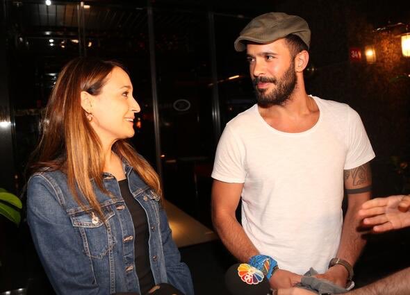 Barış Arduç ve Gupse Özay, önceki akşam Bebek Hotel’de Acun Ilıcalı ile bir araya geldi. Mekan çıkışı magazin muhabirlerinin sorularını yanıtlayan Gupse Özay,haklarında çıkan “Hayranları yüzünden altı kez ev değiştirmek zorunda kaldılar” iddiasına yanıt verdi: “Öyle bir şey yok.”