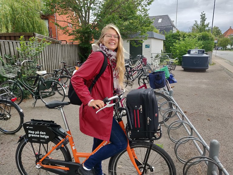lauratiidla's tweet photo. So today is the official @cycletoworkday and this is not really a special day in Denmark. Thank you π©π° for providing people with the opportunity to have every day as #cycletoworkday #cycletoairportday #cycletoparties #cyclewithfriends #cycleeverywhereeveryday. #RideAndSmile https://t.co/rwpH1vVxme