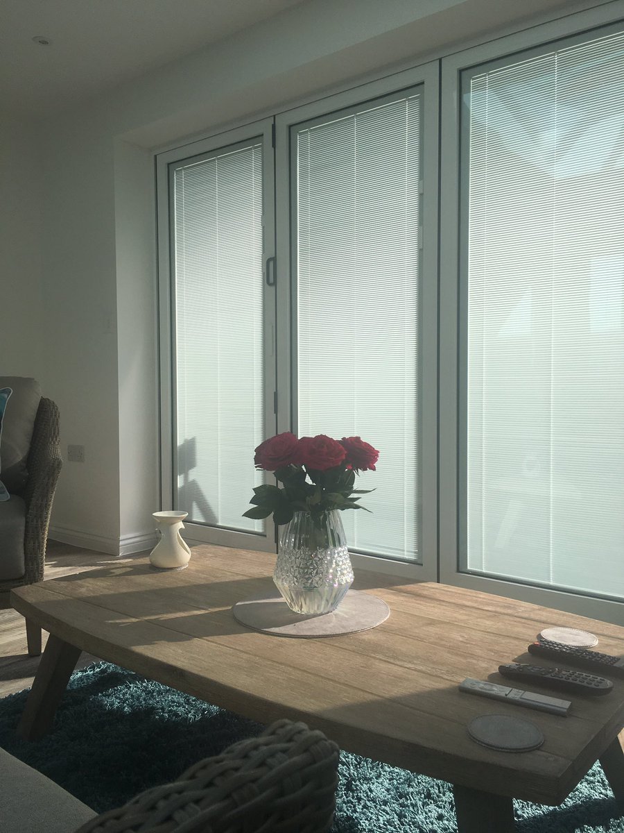 BlindsInGlass's tweet photo. Another nice combination by one of our partners at #zenfold making the most of the symmetry offered by @HiTech_Blinds sliding blind system https://t.co/kyjQgpOnfE