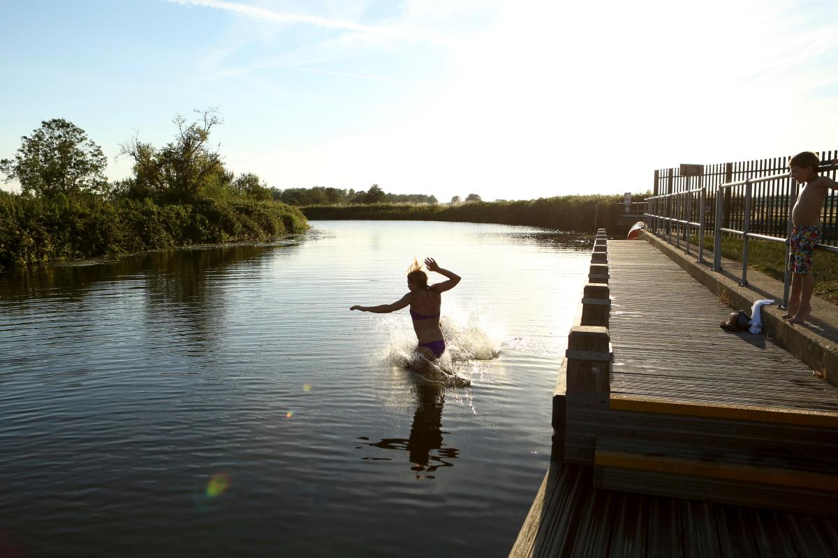 3thermo's tweet photo. So not right! People need to wake up before our planet transforms into one massive rubbish dump!!
Rivers in England are not safe to swim in because they are all polluted https://t.co/Yri8sgzudE https://t.co/qNKaaHzl2s