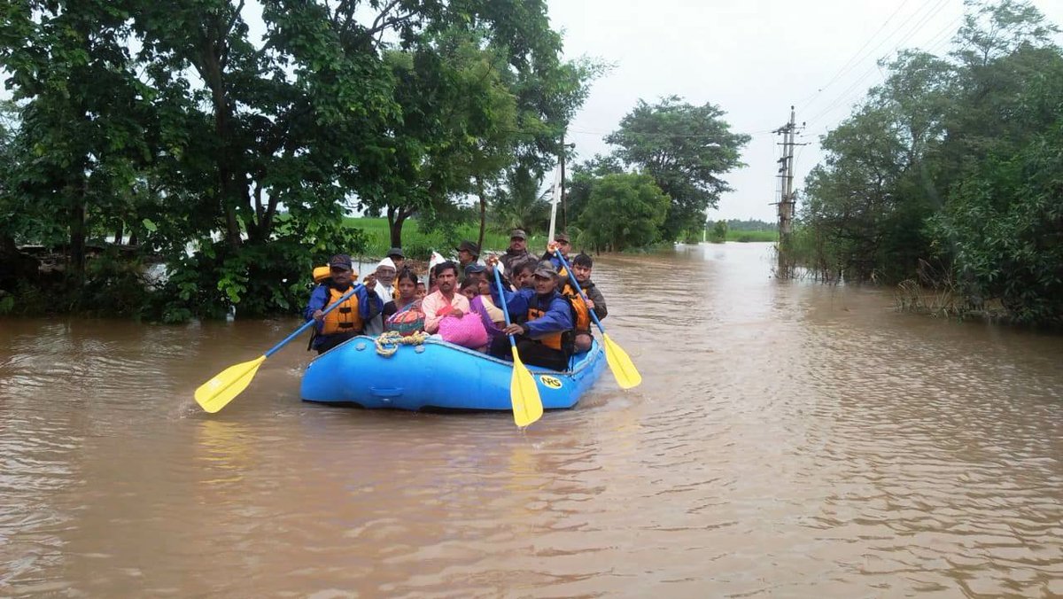 adgpi's tweet image. #IndianArmy is with people who are facing problems in flood stricken Belgaum, Bagalkot &amp;amp; Raichur districts of Karnataka and Raigad, Kohlapur &amp;amp; Sangli districts of Maharashtra. Rescue &amp;amp; relief operations are underway to evacuate marooned villagers along with NDRF.
#NationFirst