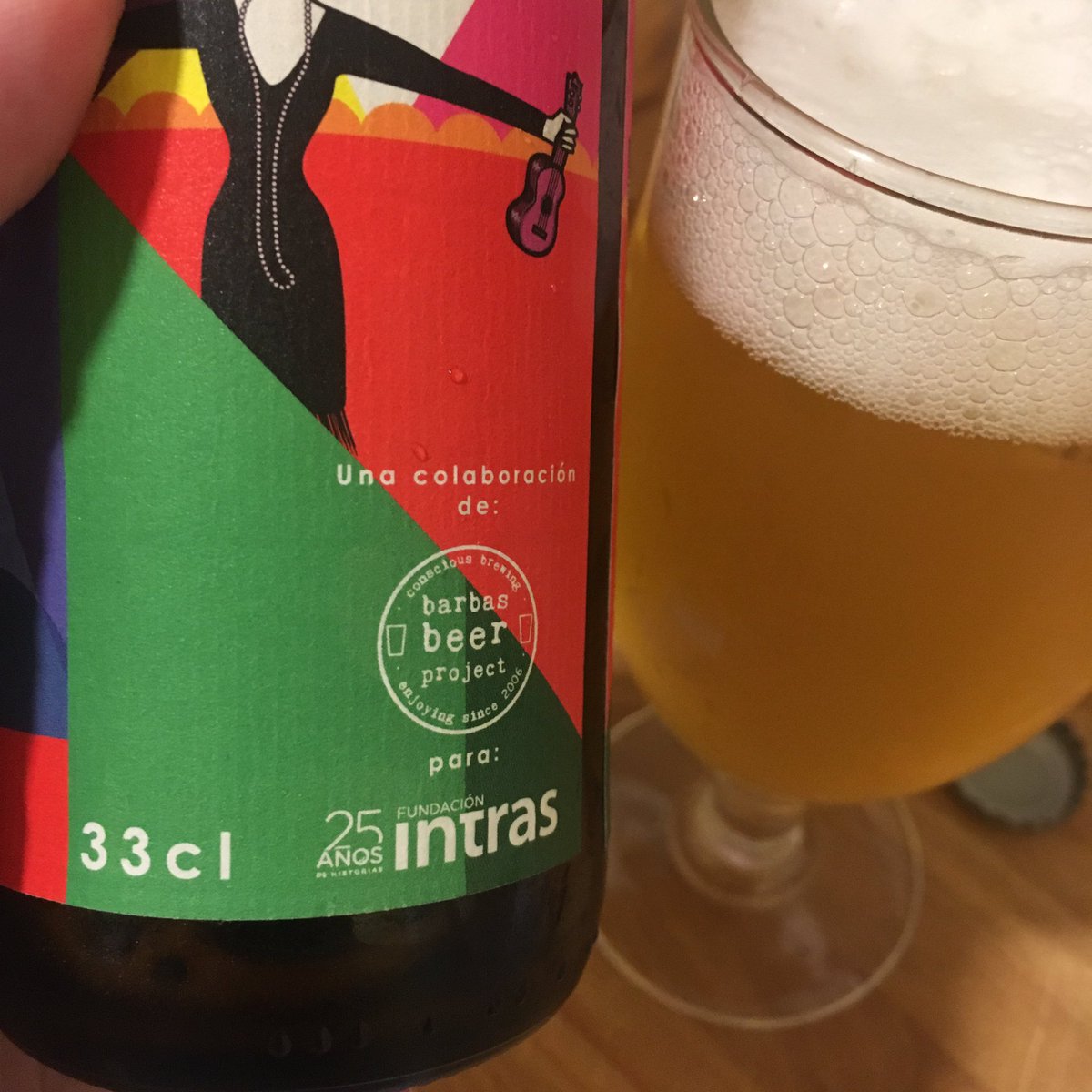 Moncho_tweet's tweet photo. Así es más fácil volver de #vacaciones #Nadiesperfecta #cerveza #artesana #25añosIntras by @fintras y #barbasbeerproject #goldenale 👏👏👏👏👏#beer La cerveza para la gente #diferente https://t.co/prJoRaOGmY