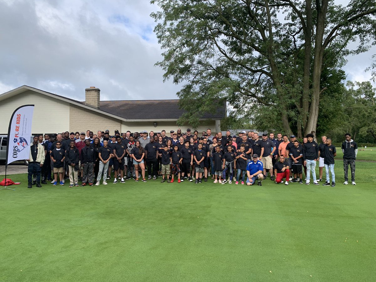 GrandRapidsPD's tweet photo. It’s tee time at Gracewil Country Club with #CopsForeKids Golf Outing. 40 West MI law enforcement paired with 40 at-risk youth in Kent County for a fun day of golf! #OneContactOneConnection https://t.co/JmLPfeepyV