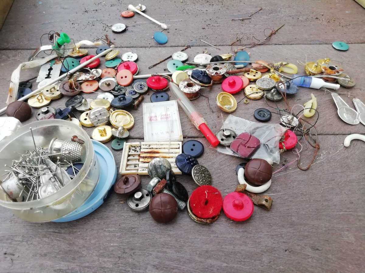 nobbynoreen's tweet image. My mum died in 2008. Just found her old sewing machine drawers that had been chucked out of house due woodworm. Gas the memories from these 2 drawers. She made some of my clothes when I was younger! #shinybuttons