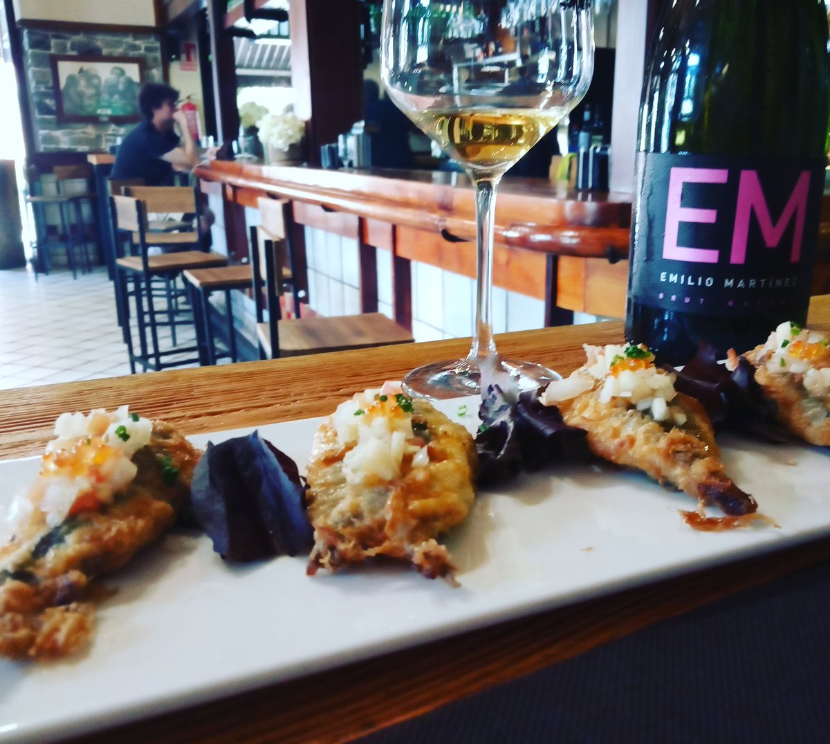 EMBrutnature's tweet photo. #armonizandoAsturias muy Top #bocartinosrellenos de Cabrales y vinagreta de manzana @sidradeasturias @lenabyjaimeuz con #EMbrutnature @SidraDasturias #CosechaPropia๐๐
#EMbrutnature #metodoChampanoise
#cider #sparkingcider #sicer https://t.co/zQbFs6exle