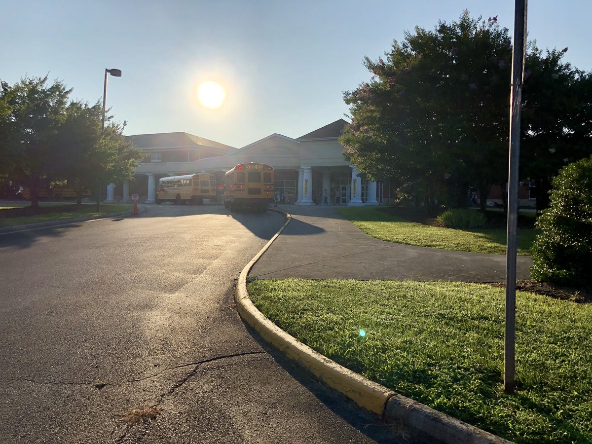 CBoothVA's tweet image. First day of school here in Botetourt County! 
I wish everyone a great day. 😃 #FirstDayOfSchool #BotetourtCounty #InTheBlueRidge