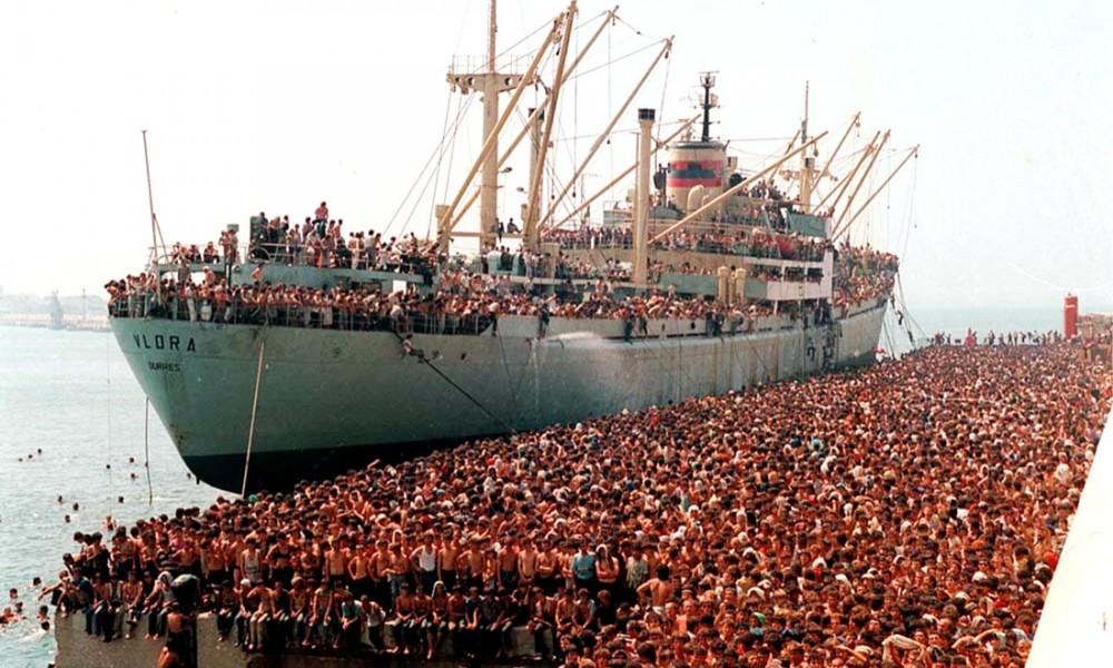 Dio's tweet photo. Arrivarono in 18.000 dal mare.
Non erano 50, non erano 100: erano 18.000, ma il sindaco disse "sono persone disperate, non possono essere rispedite indietro, noi siamo la loro unica speranza".
E li aiutarono.

Accadeva 28 anni fa, quando l'Italia serviva ancora a qualcosa.
#Vlora https://t.co/4HtSYHZEhZ