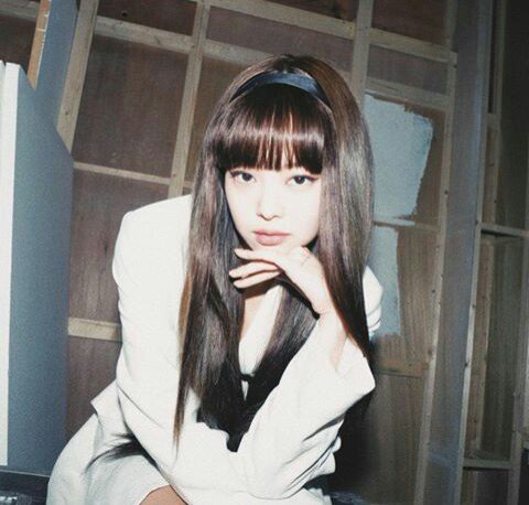 lalisalovers's tweet photo. WOW, Jennie surprised me a lot with this look and I think I'm not the only one either! Many will have been surprised, I personally loved it very much, it looks super good, what do you think about this? #BLACKPINK #BLINKS #JENNIE https://t.co/W07c1nzRbL