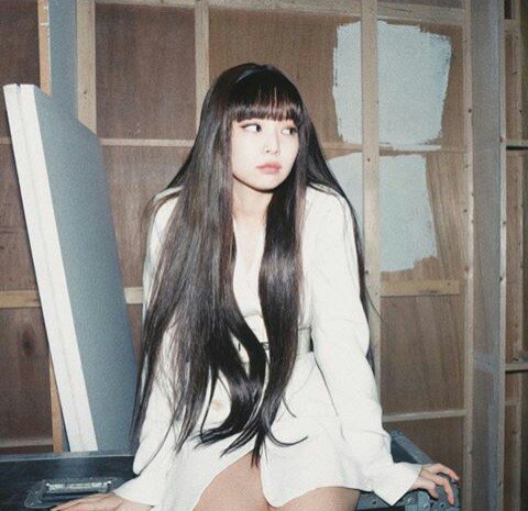 lalisalovers's tweet photo. WOW, Jennie surprised me a lot with this look and I think I'm not the only one either! Many will have been surprised, I personally loved it very much, it looks super good, what do you think about this? #BLACKPINK #BLINKS #JENNIE https://t.co/W07c1nzRbL
