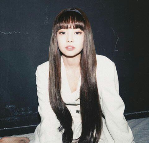 lalisalovers's tweet photo. WOW, Jennie surprised me a lot with this look and I think I'm not the only one either! Many will have been surprised, I personally loved it very much, it looks super good, what do you think about this? #BLACKPINK #BLINKS #JENNIE https://t.co/W07c1nzRbL