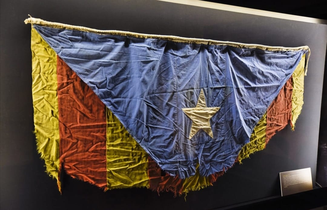 "Els soldats mai han de seguir les ordres d'un general capturat per l'enemic"
Del llibre L'Art de la Guerra, Sun Tzu (544 a.C - 496 a.C)

S'entén, oi?