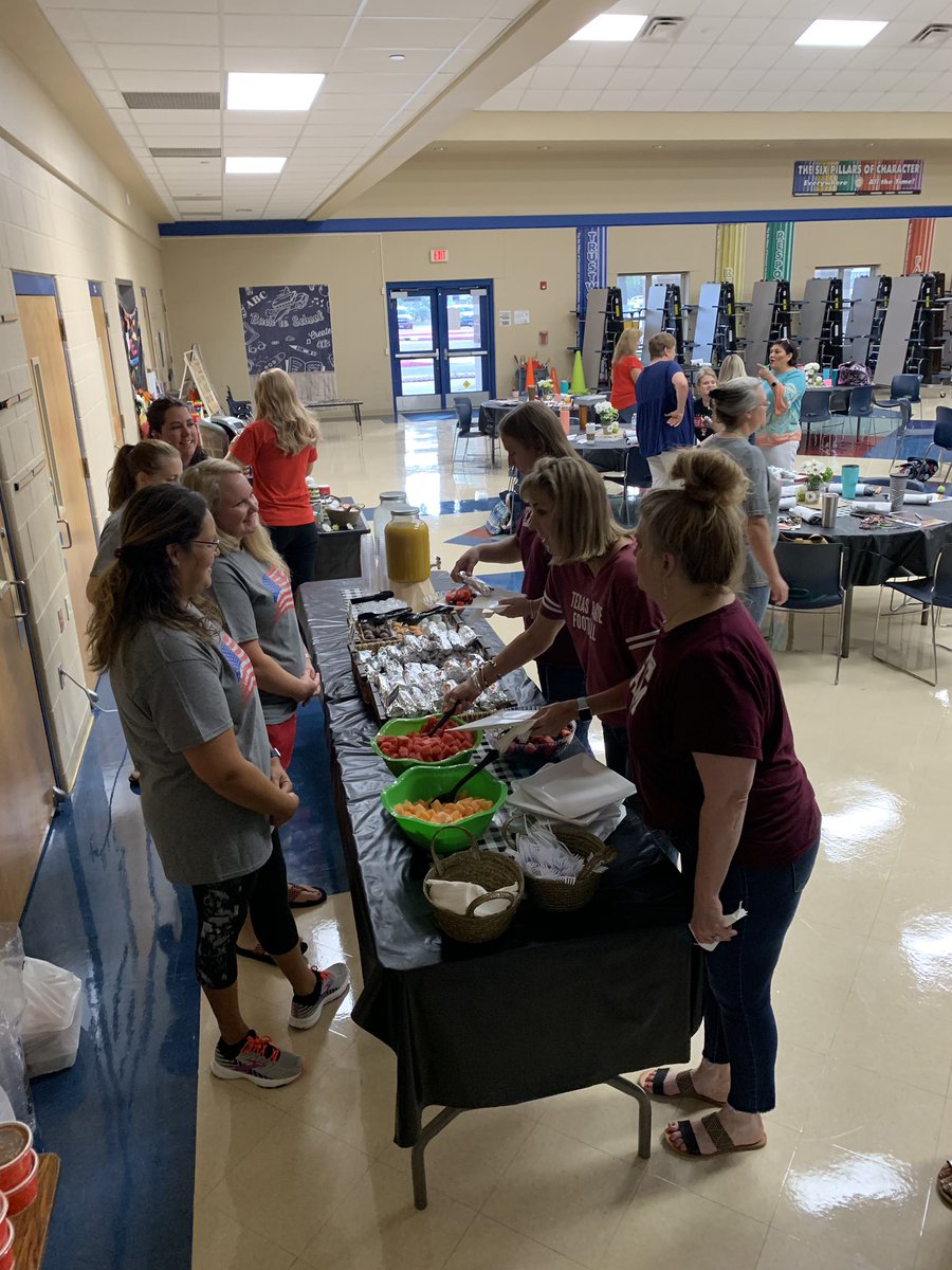 PaschalPatriots's tweet photo. Our amazing PTC has outdone themselves again! They treated our staff to a fabulous breakfast and a First Day of School Survival kit. We have the PTC ever!!!! #firstdaybackforteachers #bestptcever #paschalpatriotpride https://t.co/Xuep5BrAox