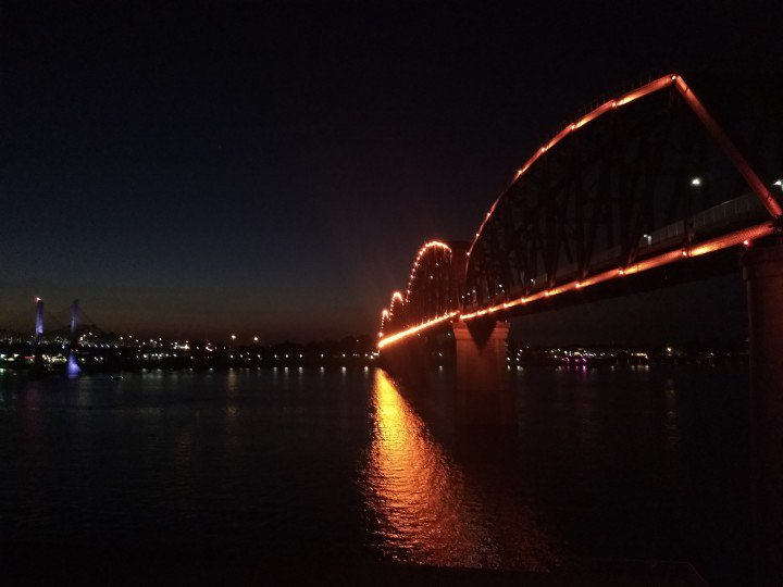 DanielGSalinas's tweet photo. Walked the Big Four bridge last night in Louisville. Beautiful night with so many families out walking the bridge. Not to be missed. #IESLightAffectEffect https://t.co/yTApbS3kRC