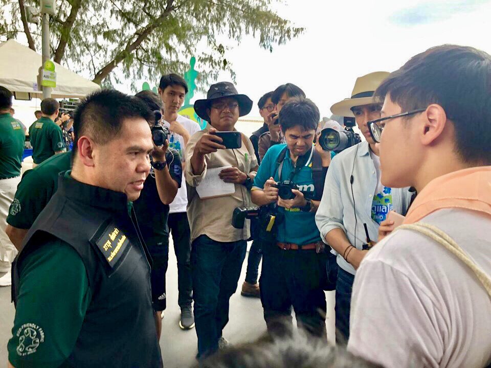 gringreenintl's tweet photo. One of our GGI admin discussing eco-responsibility and the power of student-led advocacy with the new head of the @MinistryOfNaturalResourcesAndEnvironment, @MONRE, @กระทรวงทรัพยากรธรรมชาติและสิ่งแวดล้อม. We are STRONGER together. Let's GET IT! 🌳🌊
.
.
.
#ChangeMakers #Ministry https://t.co/mSkXTEi7rN