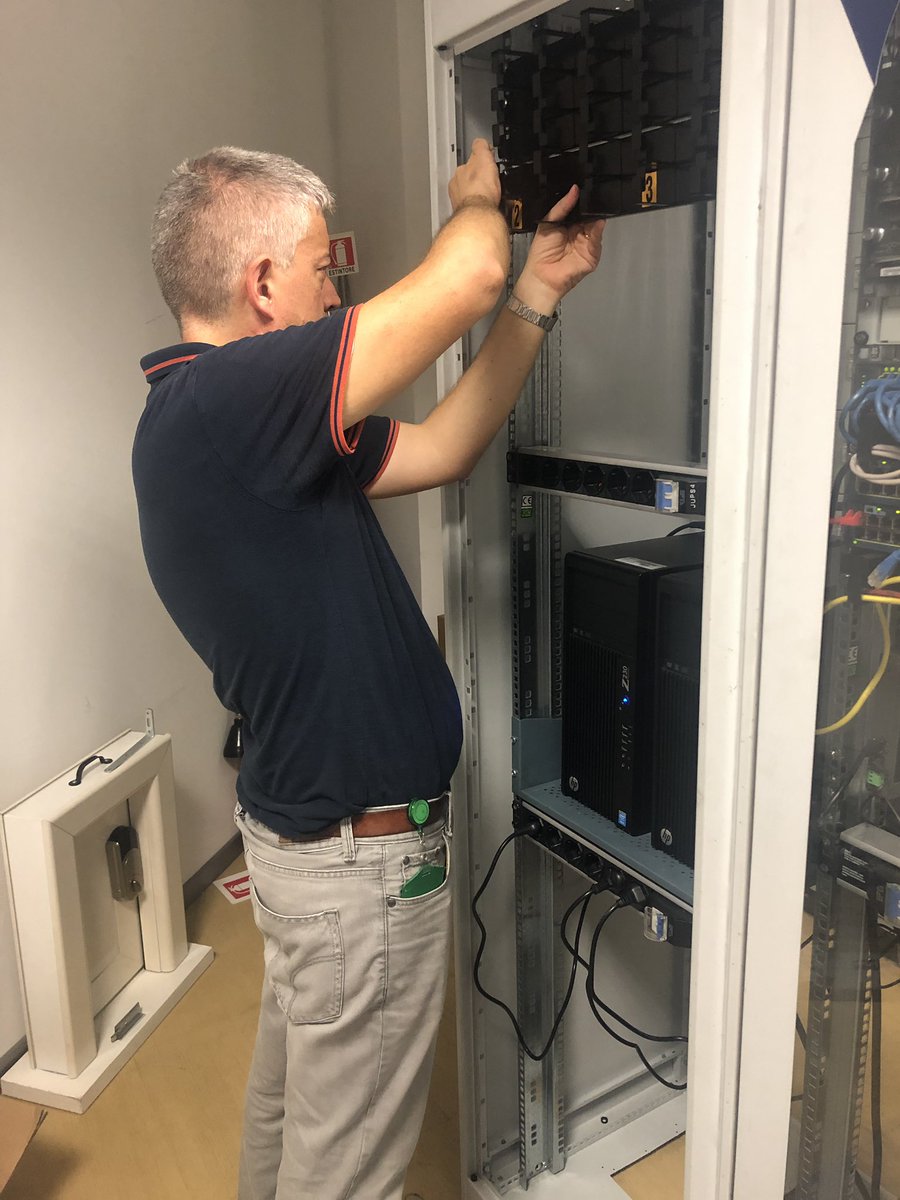 JOL_SCube's tweet photo. Huge work today restyling our lab server room #makeitvirtual https://t.co/6z9xIxbPLK