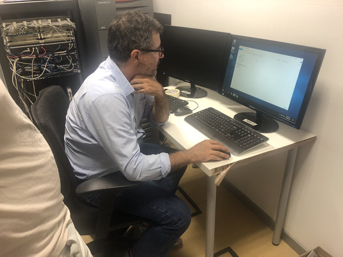 JOL_SCube's tweet photo. Huge work today restyling our lab server room #makeitvirtual https://t.co/6z9xIxbPLK