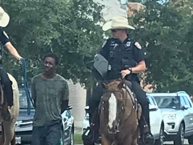 info7mty's tweet photo. Policías amarran a afroamericano y lo jalan mientras ellos cabalgan https://t.co/ejxwrvUoV7 https://t.co/0Nli22B5br