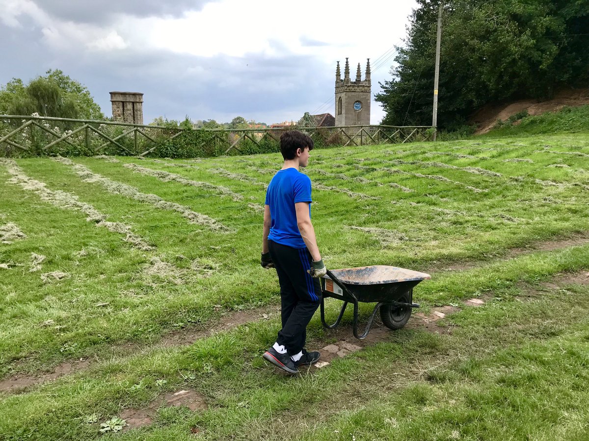 Volunteers hard at work clearing dead wood from Guys Cliffe <a href="/BringGuys/">Bring Back Guys Cliffe Warwick</a> #warwick do you have any spare time to help volunteer?