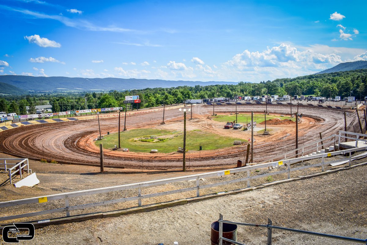 DarrPhotography's tweet image. @PVSpeedway. What a view! Where is your favorite track? Drop a comment below! #pathvalley #usac #pamidgetweek #midgetweek #midget #micros #sprintcars #nosenergydrink #mytrackmyroots
