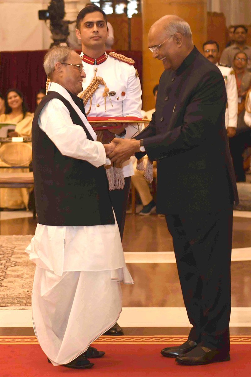 rashtrapatibhvn's tweet photo. রাষ্ট্রপতি কোবিন্দ প্রাক্তন রাষ্ট্রপতি শ্রী প্রণব মুখার্জিকে 'ভারতরত্ন' সম্মান প্রদান করেছেন। শ্রী প্রণব মুখার্জি  একজন প্রাজ্ঞ রাষ্ট্রনায়ক এবং ভারতবর্ষের অন্যতম শ্রদ্ধেয় রাজনৈতিক ব্যক্তিত্ব।তাঁর দী���্ঘ পাঁচ দশকের রাজনৈতিক জীবনে শ্রী প্রণব মুখার্জি বিভিন্নভাবে দেশের সেবা করেছেন https://t.co/lXQbxyCcDW
