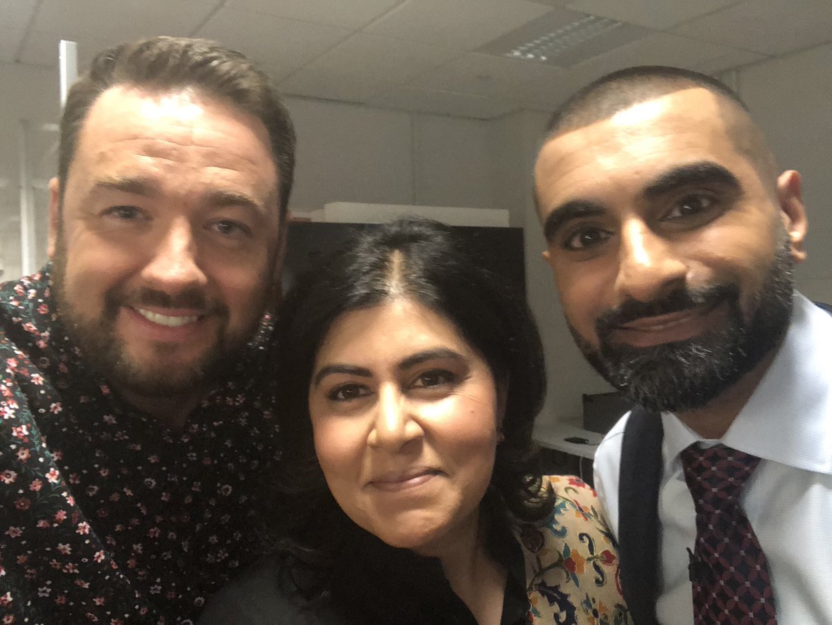 tezilyas's tweet image. Big up my #tezoclock show guests tonight!

@JasonManford - who flew back from a family holiday for 24hrs just to do the show 🥰
AND
Baji @SayeedaWarsi - who is so warm and opened up so honestly about the problems in her party.

Catch ‘em both tonight, 11.35pm, @Channel4