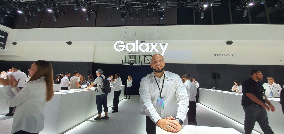 CoachJBrazil's tweet photo. Samsung Galaxy Note 10 unpacked in Brooklyn NY! I had an absolute blast representing South central with some of the coolest people I know. This is how we stay #SCTIGHT. Its officially #Note10SZN LETS GO!! #SamsungPowershare #STXISBEST @Krivs14 @pj_toms https://t.co/RtdpgQN6mT