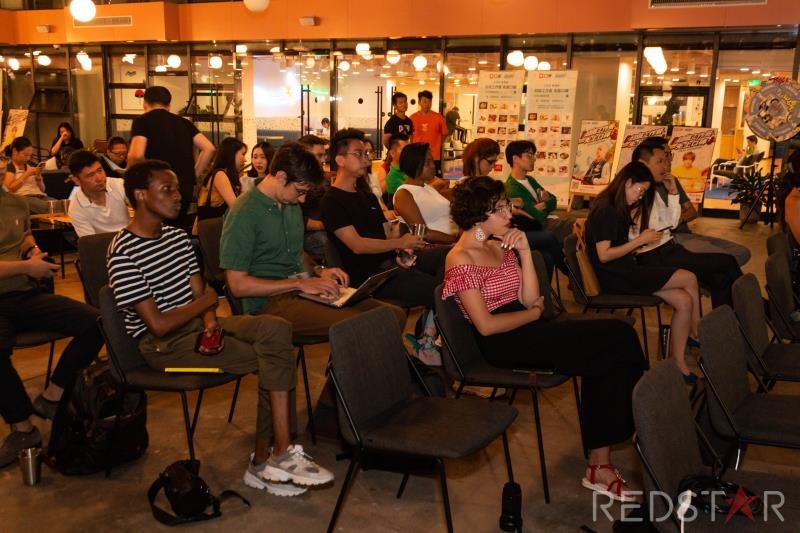 HelloRobin8's tweet photo. Another successful #Robin8 #Bloqbox meet-up! Thanks to Yongqiang Shen and Lin Cheng and our CEO, Miranda Tan. Try Bloqbox to experience the world's first peer-to-peer, decentralized file storage, IP protection, e-commerce, and social media platform all in one.  #QTUM #blockchain https://t.co/vwAmKVgqo4