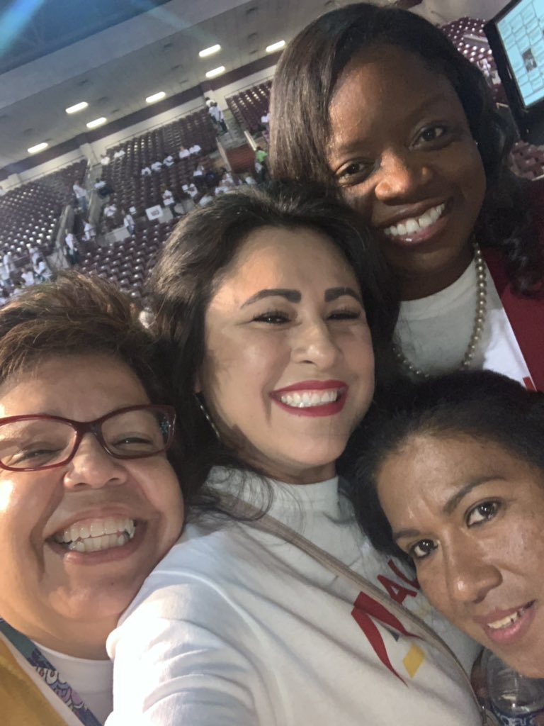 michelledel3's tweet photo. Convocation 2019-2020!@drgoffney #HinojosaCares #WeAreAldine @MeisterDenise @hinojosabears https://t.co/lBkyeXqzow