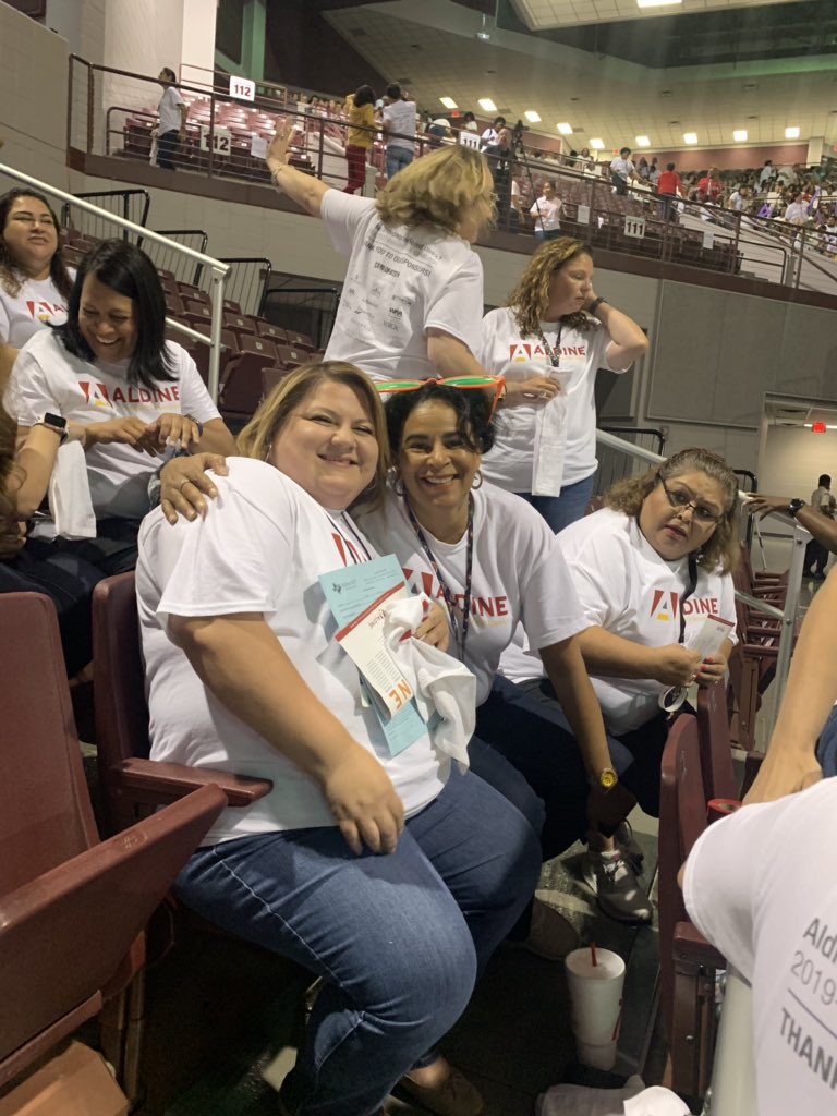michelledel3's tweet photo. Convocation 2019-2020!@drgoffney #HinojosaCares #WeAreAldine @MeisterDenise @hinojosabears https://t.co/lBkyeXqzow