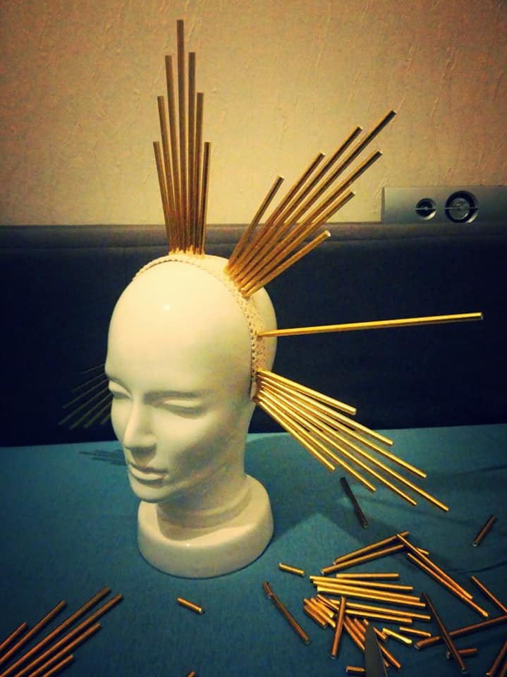 leo__theo's tweet photo. #halo #headpiece by @leo__theo #nimbus #gloriole #gold #sticks #straws #holy #sacred #hallowed #saint #blessed #shine #costume #costumedesign #hat #crown #tiara #sun #star #fashion #art #installation #installationart #leotheo https://t.co/nOjQM8SDFI
