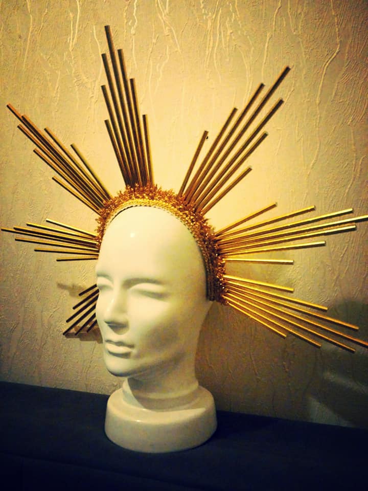 leo__theo's tweet photo. #halo #headpiece by @leo__theo #nimbus #gloriole #gold #sticks #straws #holy #sacred #hallowed #saint #blessed #shine #costume #costumedesign #hat #crown #tiara #sun #star #fashion #art #installation #installationart #leotheo https://t.co/nOjQM8SDFI