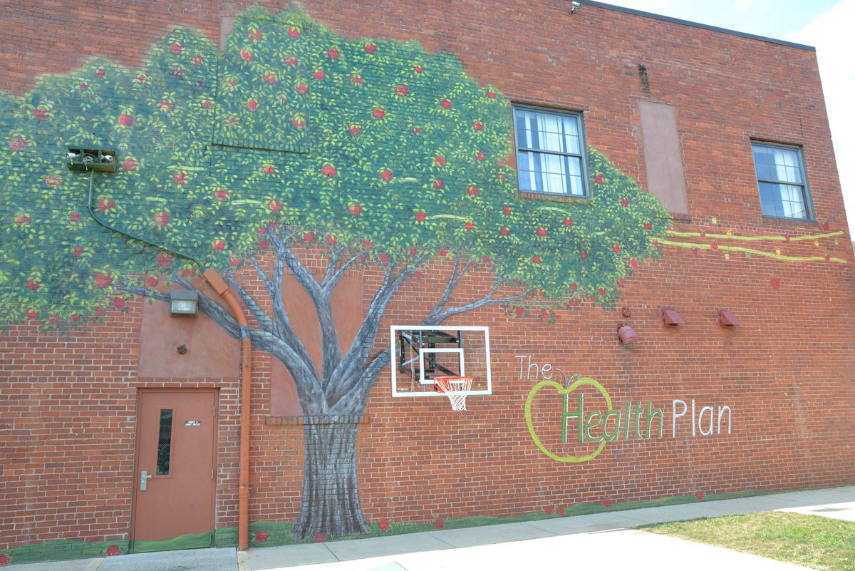 marshall_health's tweet photo. Local artist Beverly St. Lawrence brought this apple tree to life on a blank brick wall at #ProjectHope for Women &amp; Children. We hope it inspires all the children who play in this courtyard. @TheHealthPlanHQ @HCMHope https://t.co/RVV7RAlQXh