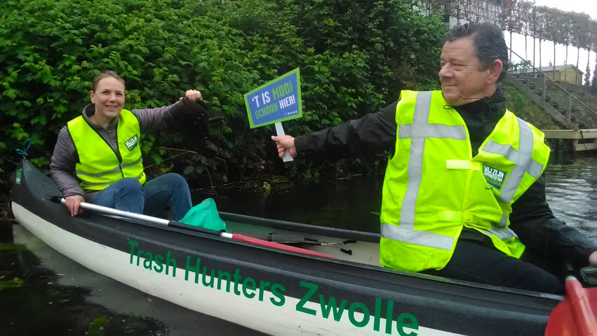 Kanovaren en afval uit gracht halen is samenwerken. Dat ging hier fantastisch 😎👍
1x meehelpen= 1x gratis kajak later gebruiken
#trashhunterszwolle #mooischoon #supportervanschoon #Zwolle #zwolsegrachten #rova  #bytheoceanweunite #statiegeldopblik #gratiskajakken #plezier #fun