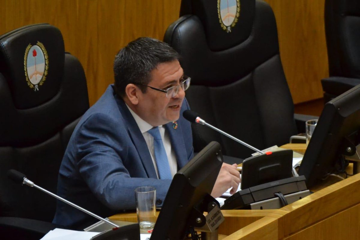 ArielGarciaUCR's tweet photo. 👉 #Ahora| Participando en la #SesiónLegislativa. Hoy, nuestra propuesta impulsada mediante un proyecto de #Ley establecerá la Creación del Colegio Único de Profesionales de Higiene y Seguridad de #Tucumán, será una realidad ¡Trabajo y gestión para los Tucumanos!
#EstamosConVos https://t.co/N8zDxiz5l5