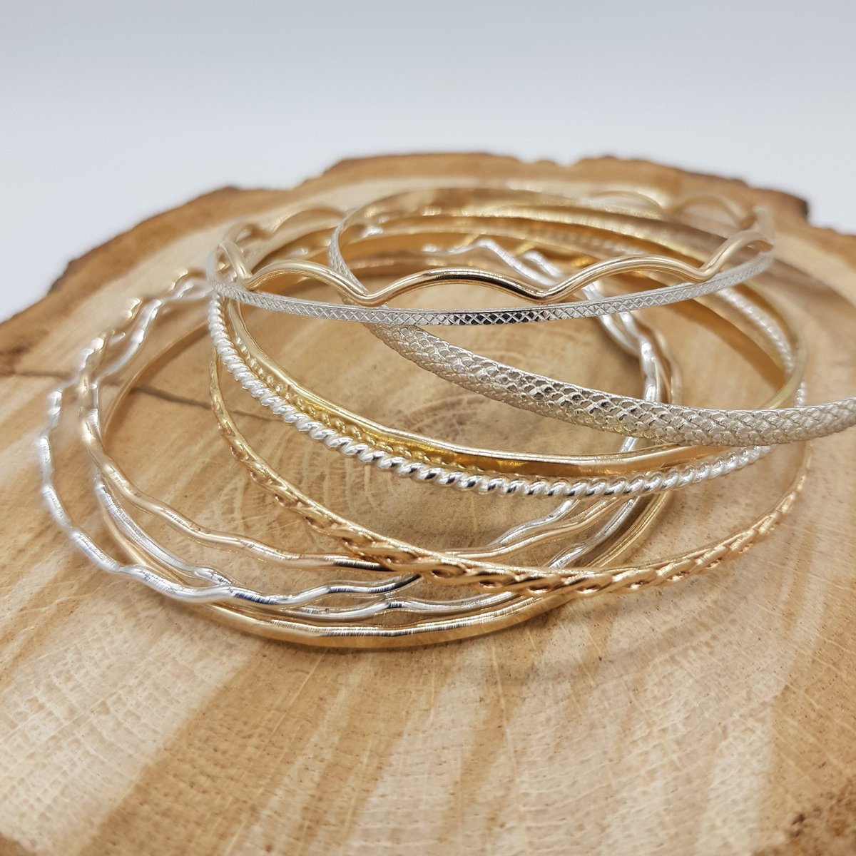 PangolinUK's tweet photo. We've added a whole range of beautiful handmade bangles in silver and gold. Mix and match the styles for your own unique jangly bangle statement.
#bangles #etsy #handmade #etsyshop #pangolincreations #etsyuk #jewelry #etsyforme #shophandmadeuk #craftyfeatures #crafty https://t.co/LVIc19PfbT