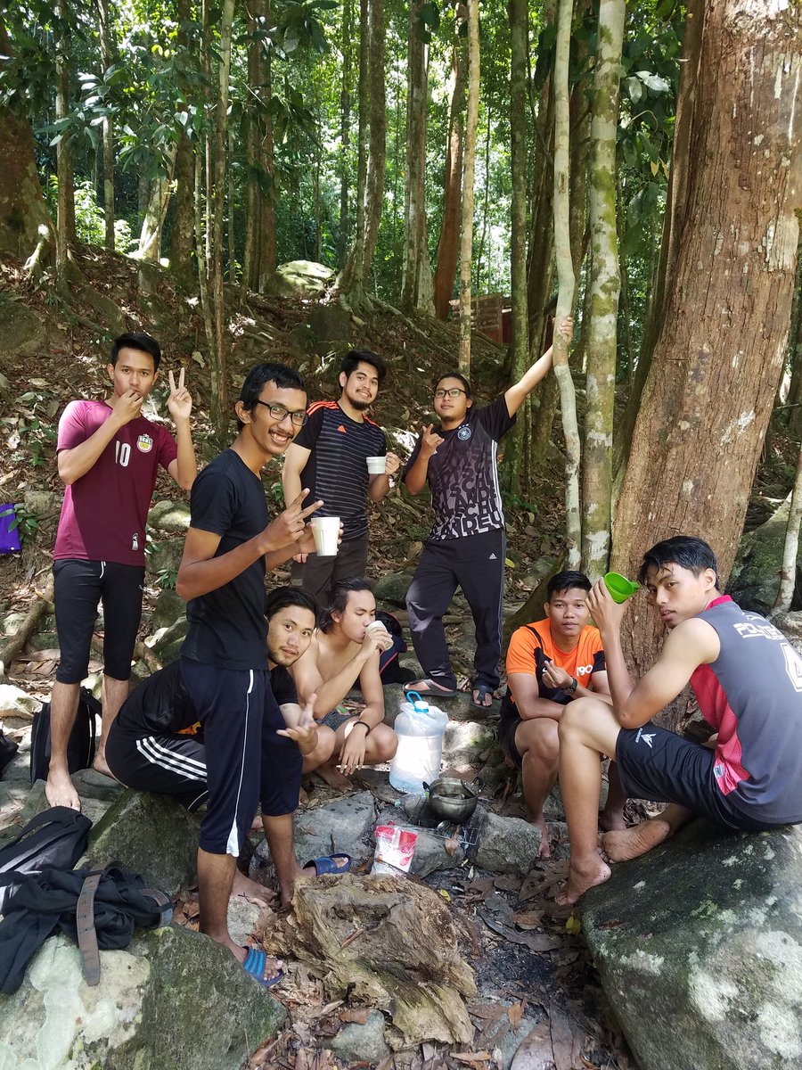 ahmadrathomie72's tweet photo. Lata tembakah with ma boizzz #skml 🤘🌞 https://t.co/Swmk0s7HzN