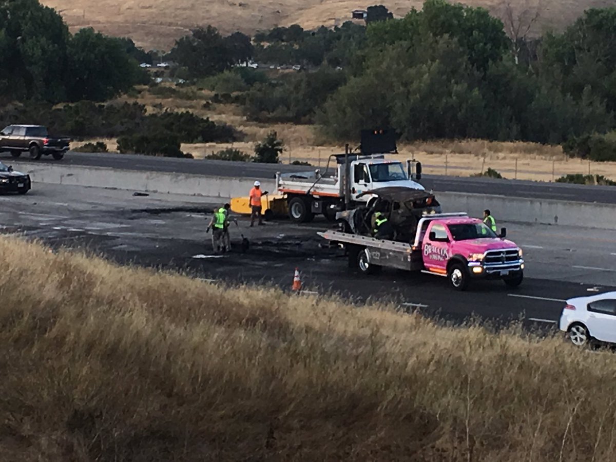 mattbiglerradio's tweet photo. Fiery crash on Hwy 101 just before 85 leaves 1 dead others injured. 4 cars were involved and the backup NB is brutal as crews scrape up the burned vehicles. Only one lane getting by now but hopefully freeway will reopen in the next hour. https://t.co/twITmclW0w