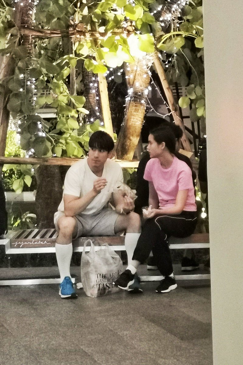 jajarlalah's tweet photo. เป็นครั้งแรกในชีวิตติ่งNYที่เจอเมน อันนี้คือเดินมาเจอแบบงงๆ แล้วซูมระยะอนันต์​ ครอปด้วย ได้เท่านี้แหละ หมดแล้วแต้มบุญติ่ง #ณเดชน์ญาญ่า️ https://t.co/PwD6WWO7AX