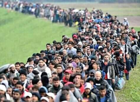 ChelseaFansWor1's tweet photo. #Arsenal fans lining up to see @DavidLuiz_4 champions league medal 😂 😂 😂

#Chelsea #DeadlineDay https://t.co/XRS80YjmoS