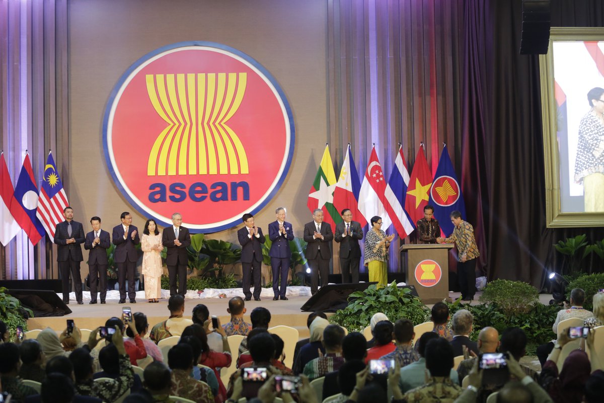 IndonesiainDC's tweet photo. On its 52nd anniversary, @ASEAN has just Inaugurated a new secretariat building. The Ceremony of the new ASEC (ASEAN Secretariat) has taken place on 8 August 2019 in Jakarta. The location was chosen carefully, in the diplomatic capital of ASEAN.

#IniDiplomasi #ASEANDay #ASEAN52 https://t.co/fdGxV3XBjZ