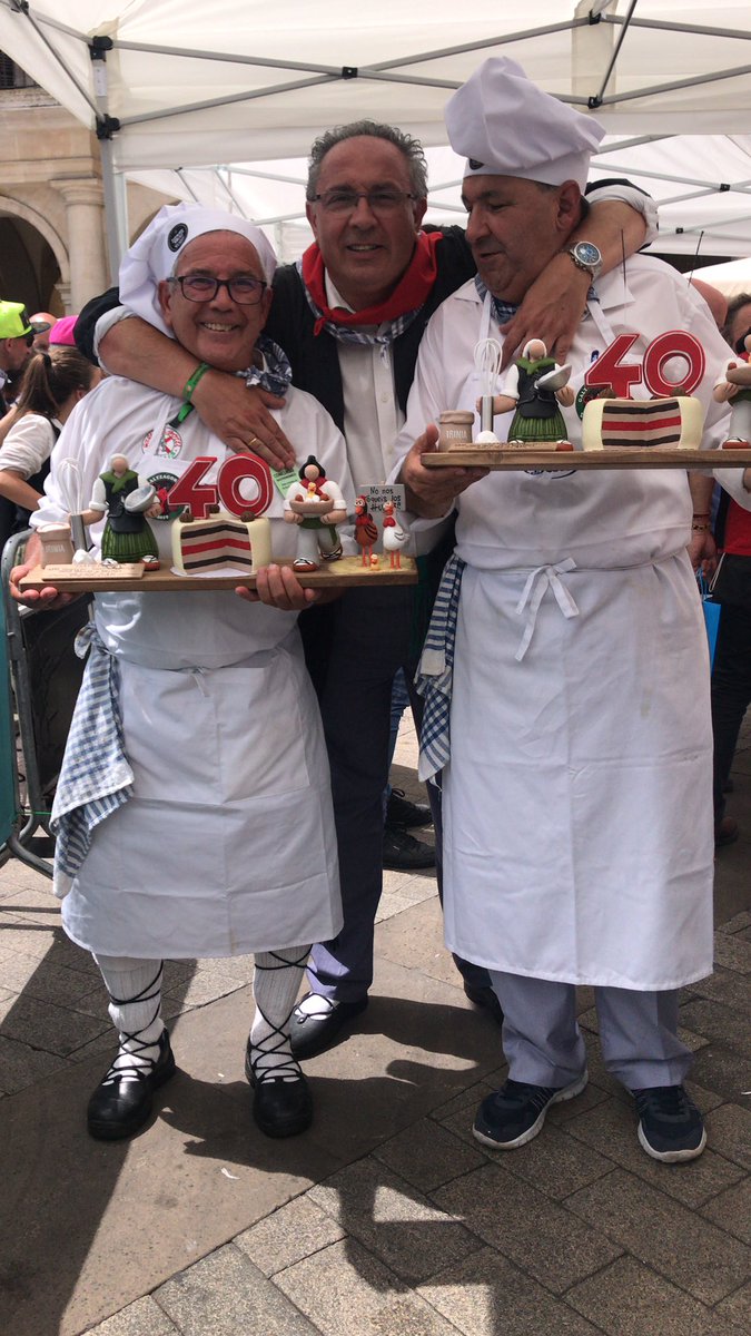losGaltzagorri's tweet photo. Txapeldunak!! Galtzagorri gana el concurso gastronómico organizado por @CBEREZIAK!! 
Zorionak Tito. Zorionak Eduardo!! https://t.co/HiHohwcHlu