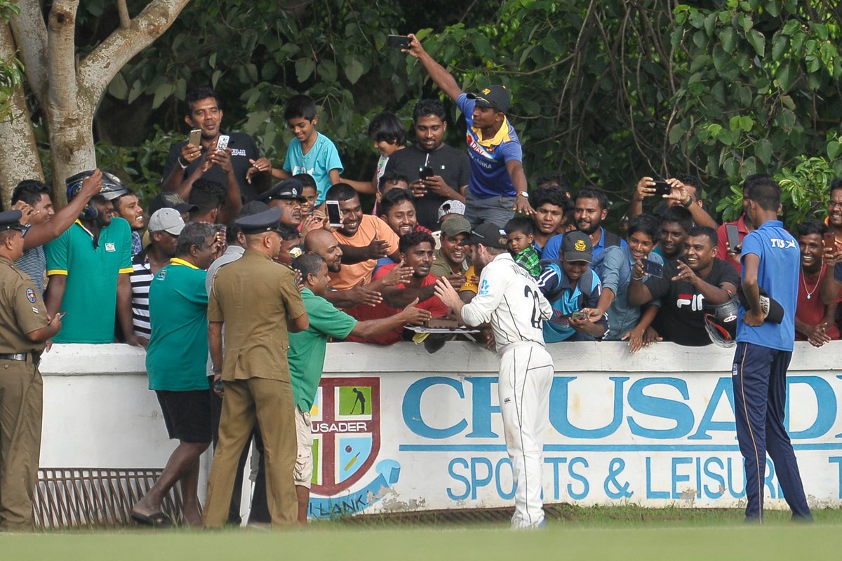 cricinfo's tweet photo. It's Kane Williamson's 29th birthday, so Sri Lankan fans at New Zealand's tour match today in Katunayake got him a cake! 🎂 https://t.co/2D0s9EoGyD
