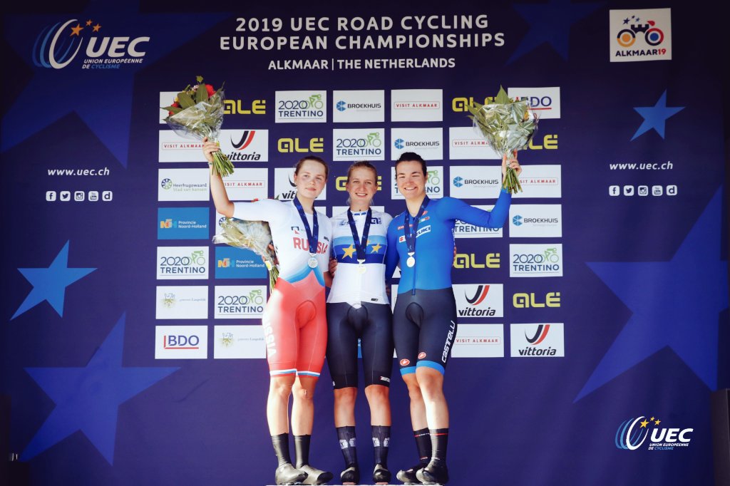 vitasportivait's tweet photo. 🚴♂️ #Ciclismo I #EuroRoad19 🇪🇺
🥉 TERZA MEDAGLIA ITALIA! 🥉
Nella cronometro femminile U23, l'azzurra Elena #Pirrone 🇮🇹 chiude con il tempo di ⏱️ 29'59" e conquista il bronzo.
🥇 a Hannah #Ludwig 🇩🇪.
7^ Letizia #Paternoster 🇮🇹, l'altra italiana in gara, distante 10" dal podio. https://t.co/jgJipzVxbi