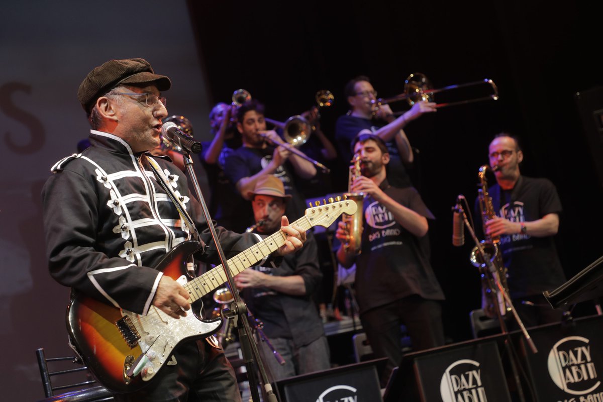 CrazyCabinBB's tweet photo. Una de las maravillosas fotos que nos hizo @JaimeMassieu en nuestro estreno Crazy About The Beatles https://t.co/sveg7qPask
