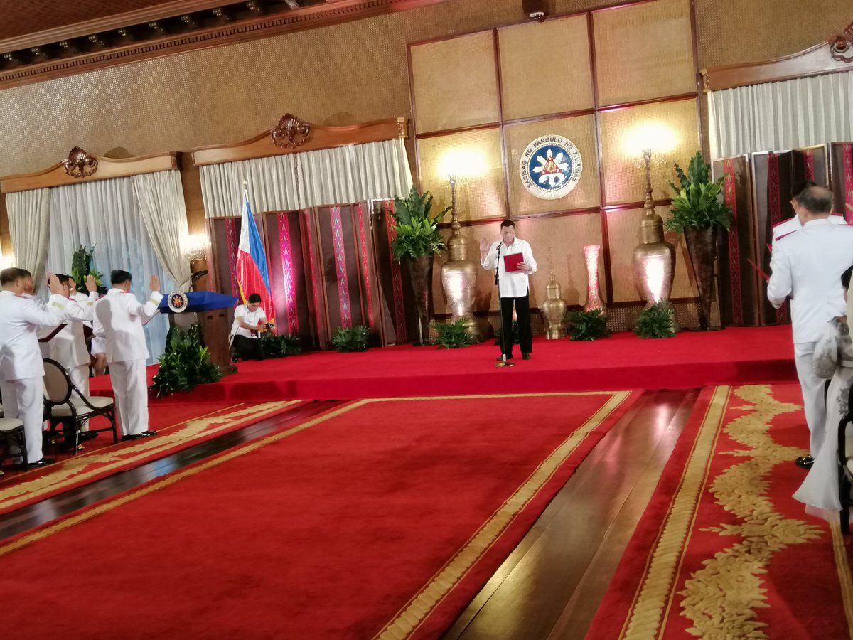 jcdongon's tweet photo. Itinaas na ni Pangulong Duterte sa 6 million pesos ang reward para sa makakahuli sa mga suspect na nasa likod ng pag patay sa mga pulis sa Negros https://t.co/kOVLIZVF6S