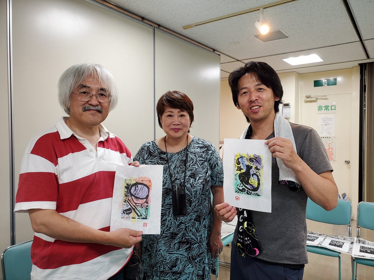 arito25th's tweet photo. #棟方志功 版画体験に参加。何と!阿部さんも参加!
版画、小学校依頼だったなぁ、今日は夢中になって削った。
新たなアートの世界を見た。講師は棟方志功のお孫さんで、棟方志功の昔の映像を拝見したけど、圧倒的スピードとハンパない集中力に会場がどよめく!楽しかったなぁ
#バタアート #bataart https://t.co/aU8OyoRktt