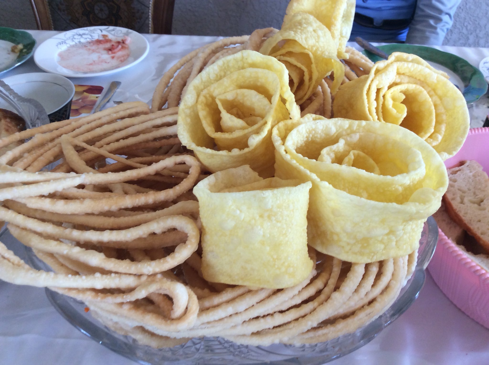 Asako 中央アジア料理プロデューサー サンザ 揚げたうどんのようなもの これ自体は味がなくて そのままポリポリ食べるか ジャムやカイマック等をつけて食べる 特別においしいわけではないけど 何となく 作れたらカッコイイから いつか作ってみたい 乙