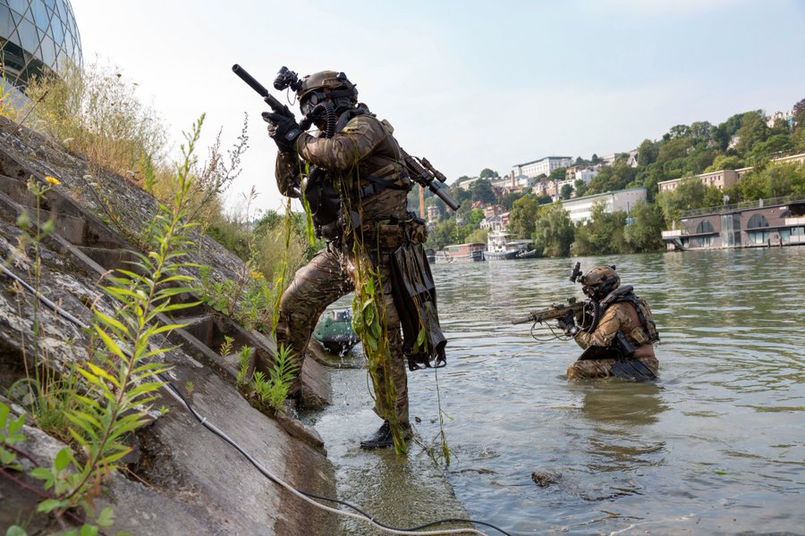 EBcCiTbWwAU8p3F?format=jpg&name=900x900