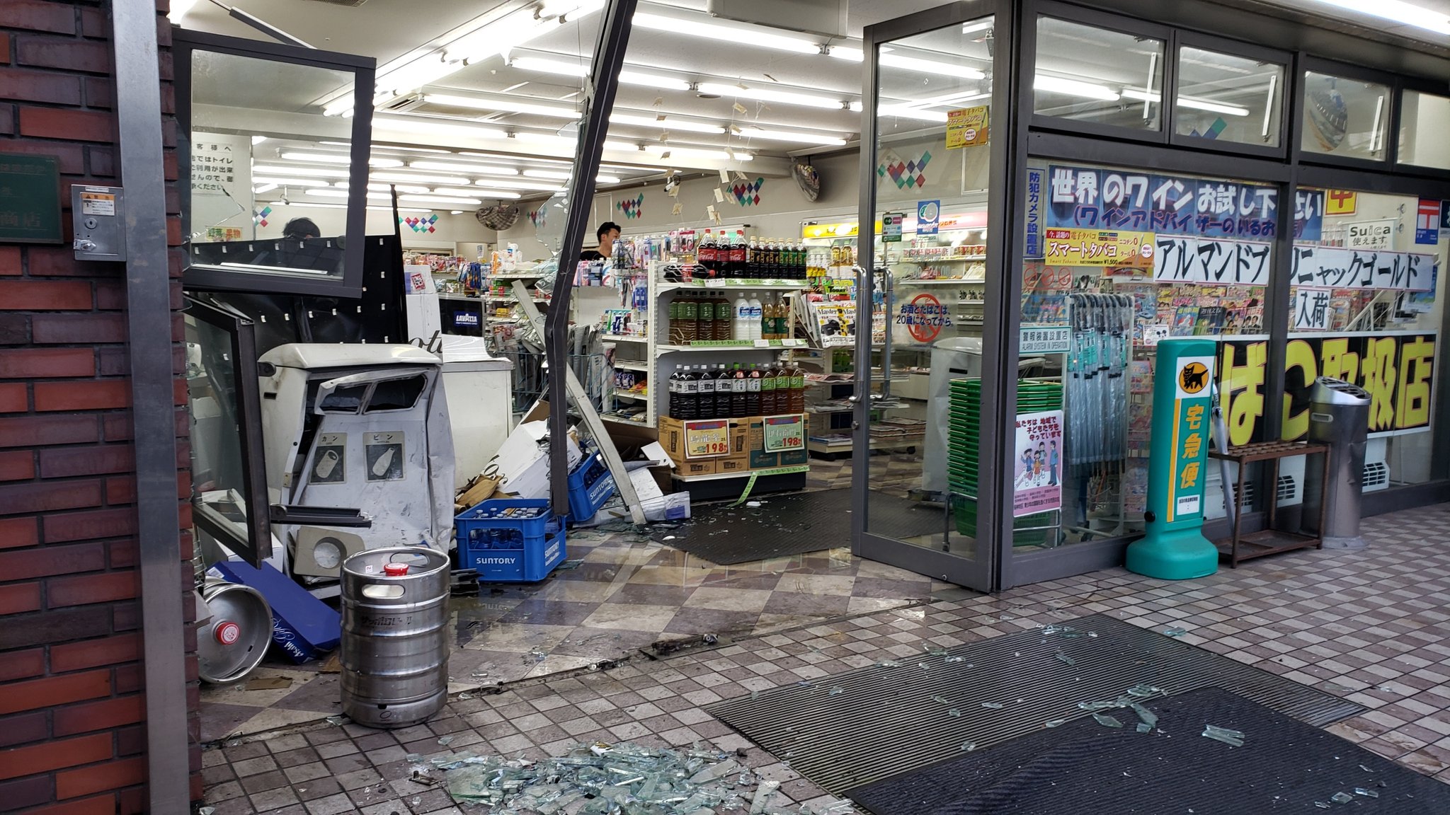 船橋中央病院前のコンビニに車が突っ込んだ事故現場の画像