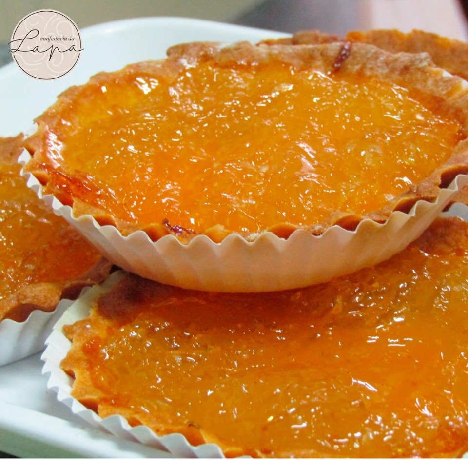ConfeitariaLapa's tweet photo. Os nossos dias cinzentos de verão pedem cor e sabor! 
>> Tarte de Chila Caseira 💛 What else?
#SaboresdaLapa #FabricoPróprio
.
.
.
#ReceitaCaseira #ConfeitariasPorto #DocesdaLapa #ConfeitariadaLapa #BolosPorto #TartesdeChila https://t.co/D5fTsn7nOS